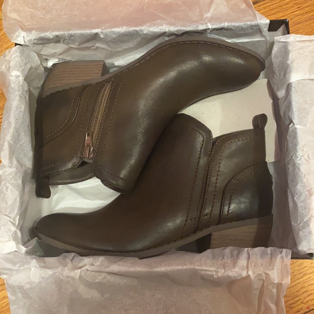 GUESS Booties - Picture 2 of 5